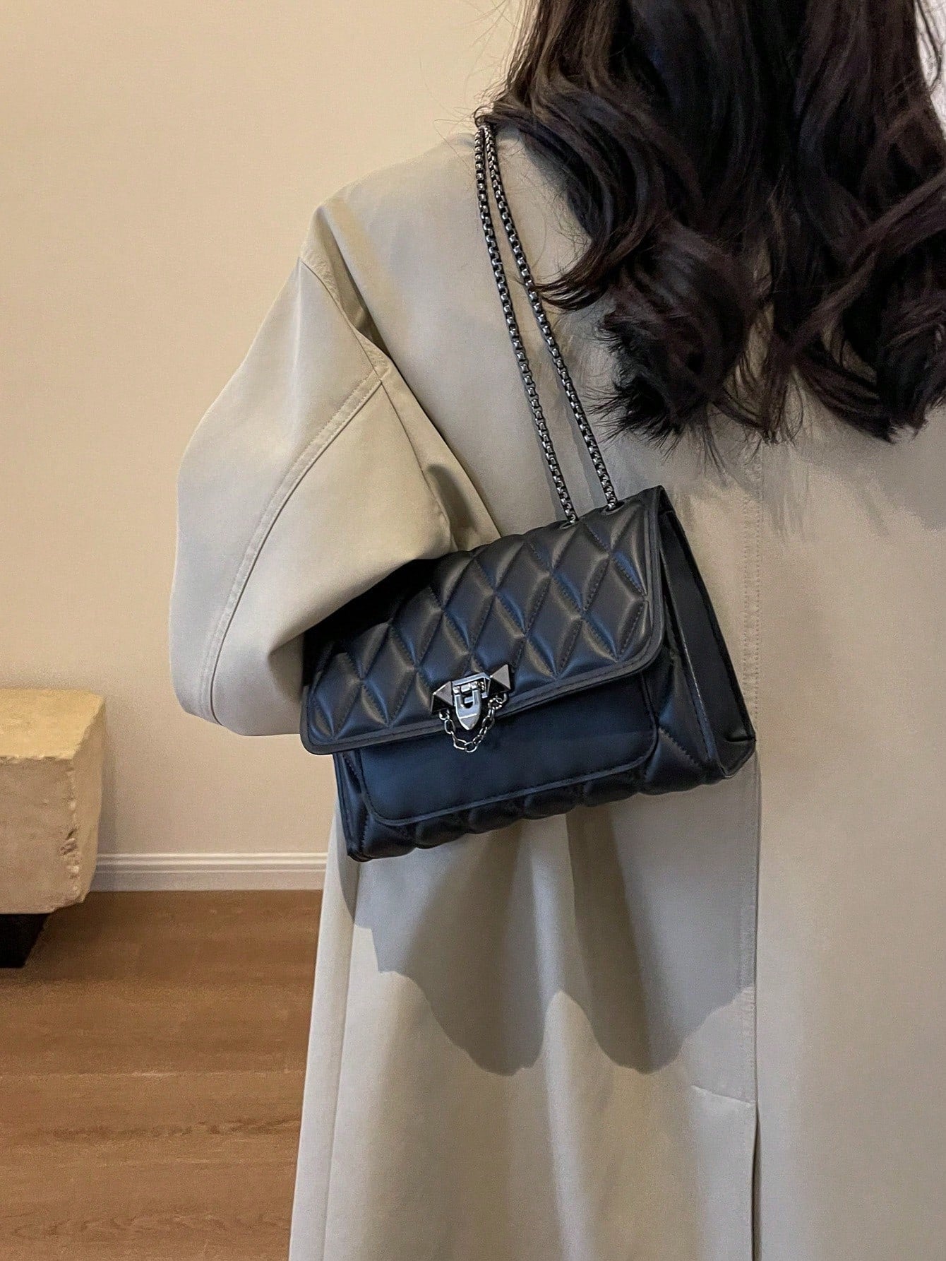 1pc Minimalist Fashion Indentation Diamond Shape Square Bag Lock Closure Flap Opening Metal Chain Shoulder Bag Suitable For Women's Daily Casual Use