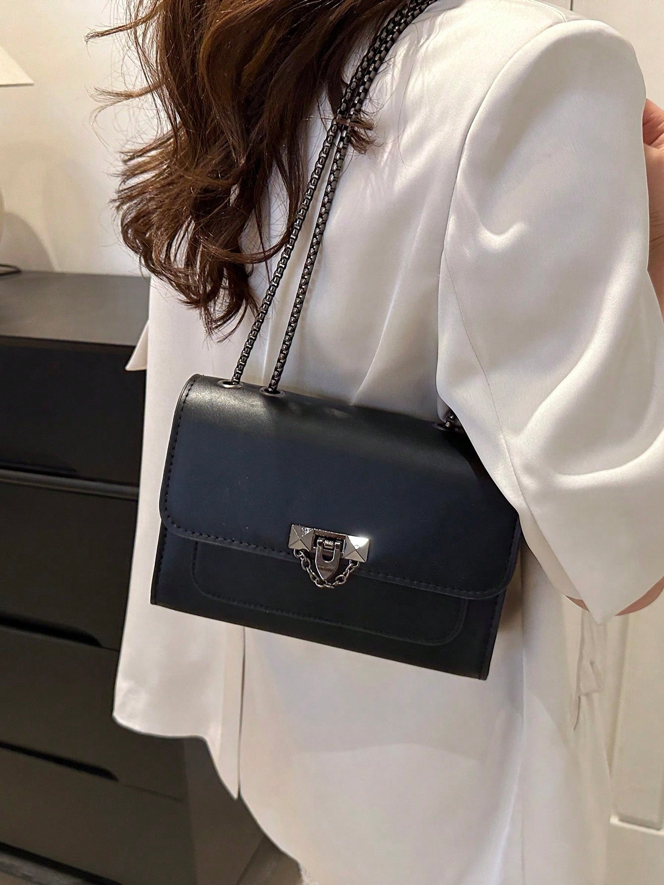 1pc Minimalist Fashion Indentation Diamond Shape Square Bag Lock Closure Flap Opening Metal Chain Shoulder Bag Suitable For Women's Daily Casual Use