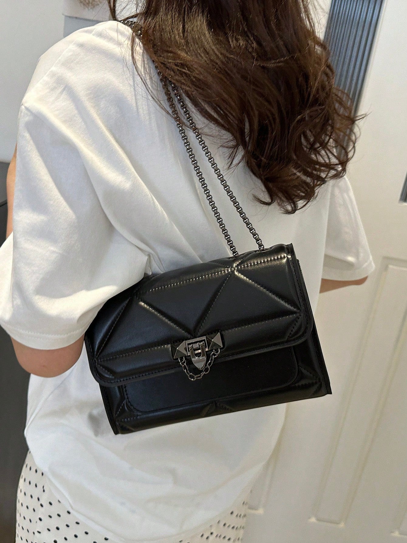 1pc Minimalist Fashion Indentation Diamond Shape Square Bag Lock Closure Flap Opening Metal Chain Shoulder Bag Suitable For Women's Daily Casual Use