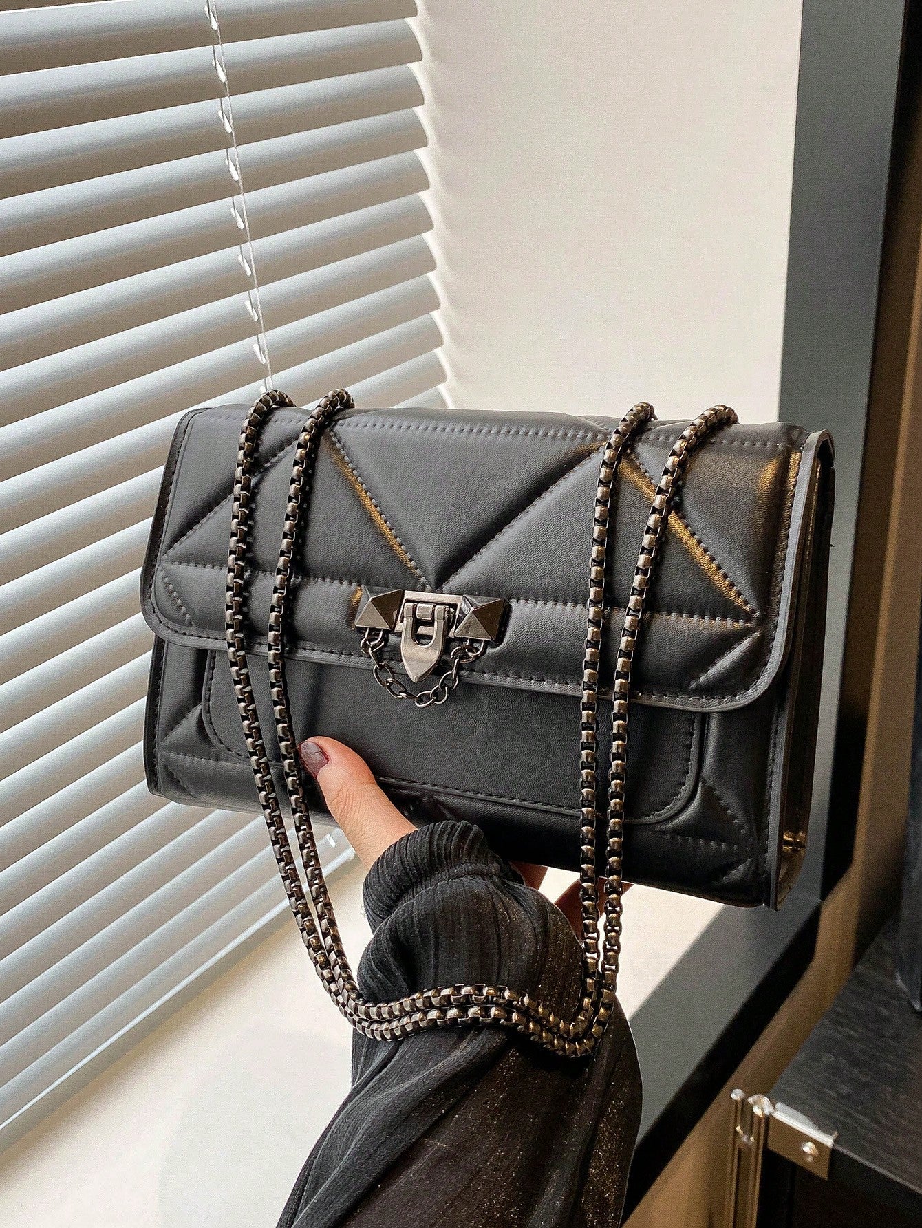 1pc Minimalist Fashion Indentation Diamond Shape Square Bag Lock Closure Flap Opening Metal Chain Shoulder Bag Suitable For Women's Daily Casual Use