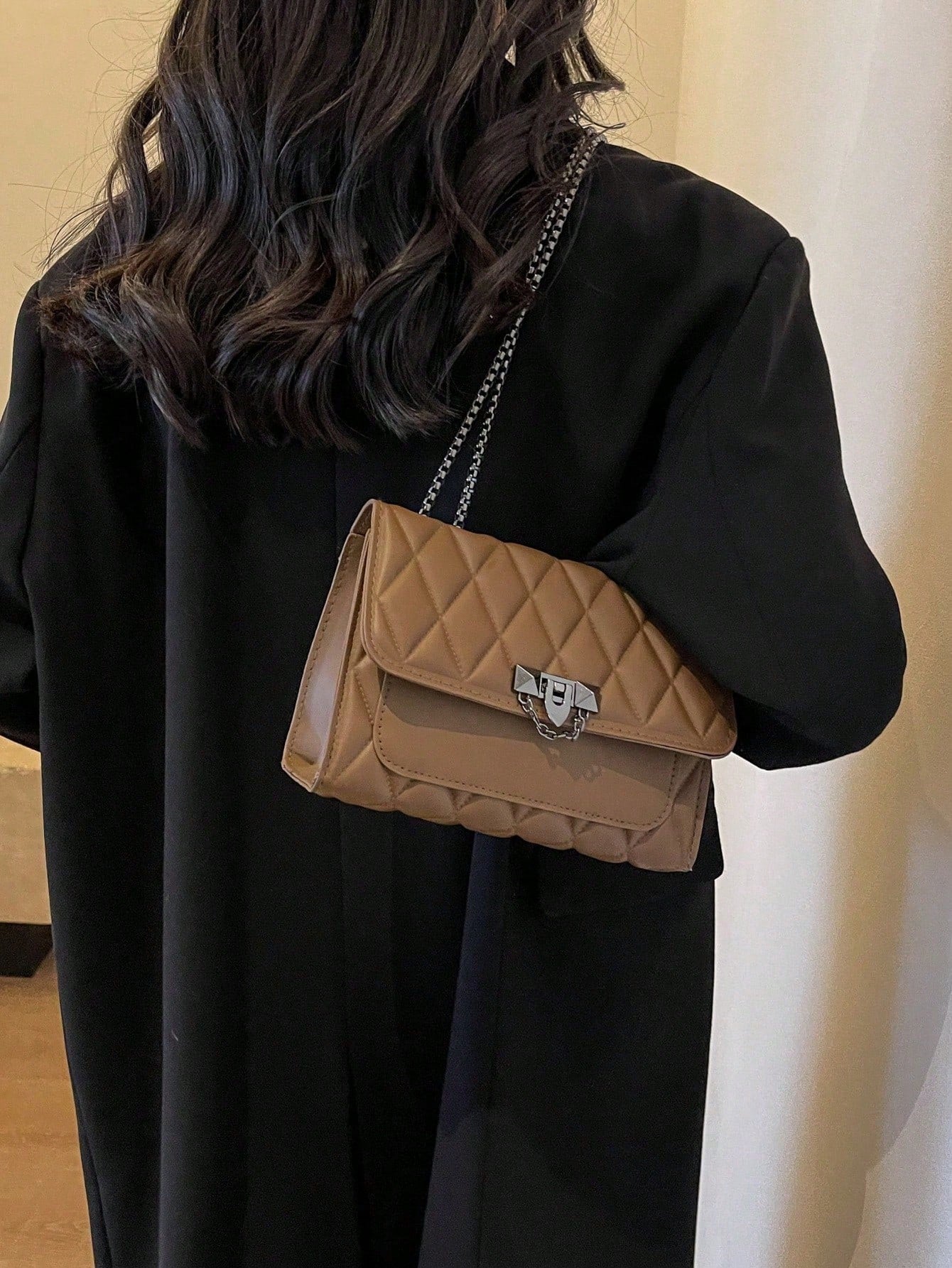 1pc Minimalist Fashion Indentation Diamond Shape Square Bag Lock Closure Flap Opening Metal Chain Shoulder Bag Suitable For Women's Daily Casual Use