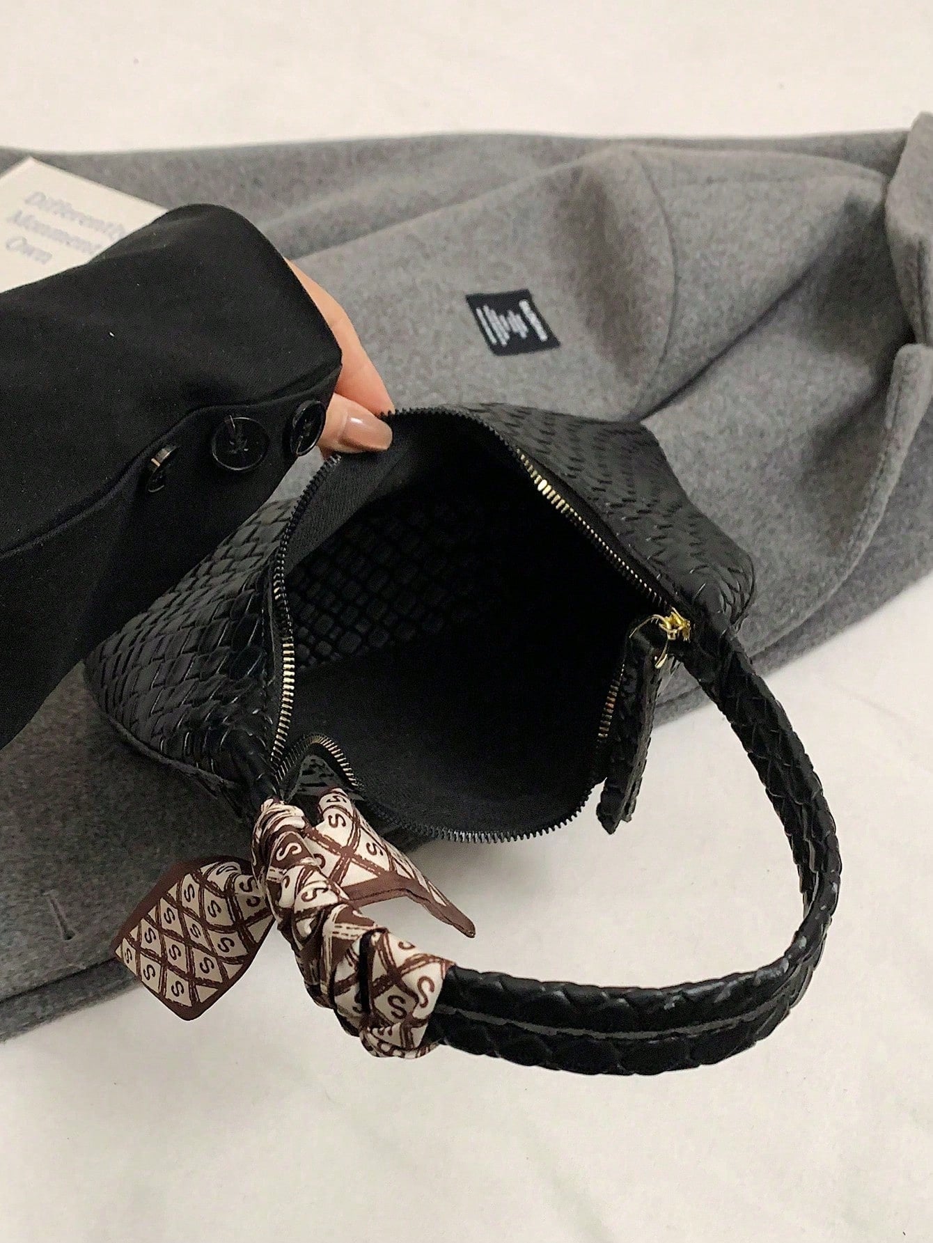 Minimalist Women's Shoulder Bag With Scarf