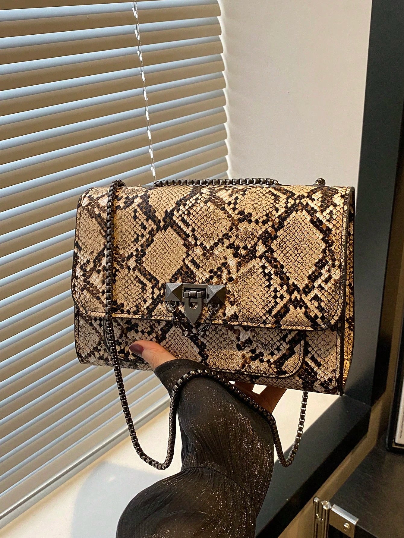 1pc Minimalist Fashion Indentation Diamond Shape Square Bag Lock Closure Flap Opening Metal Chain Shoulder Bag Suitable For Women's Daily Casual Use