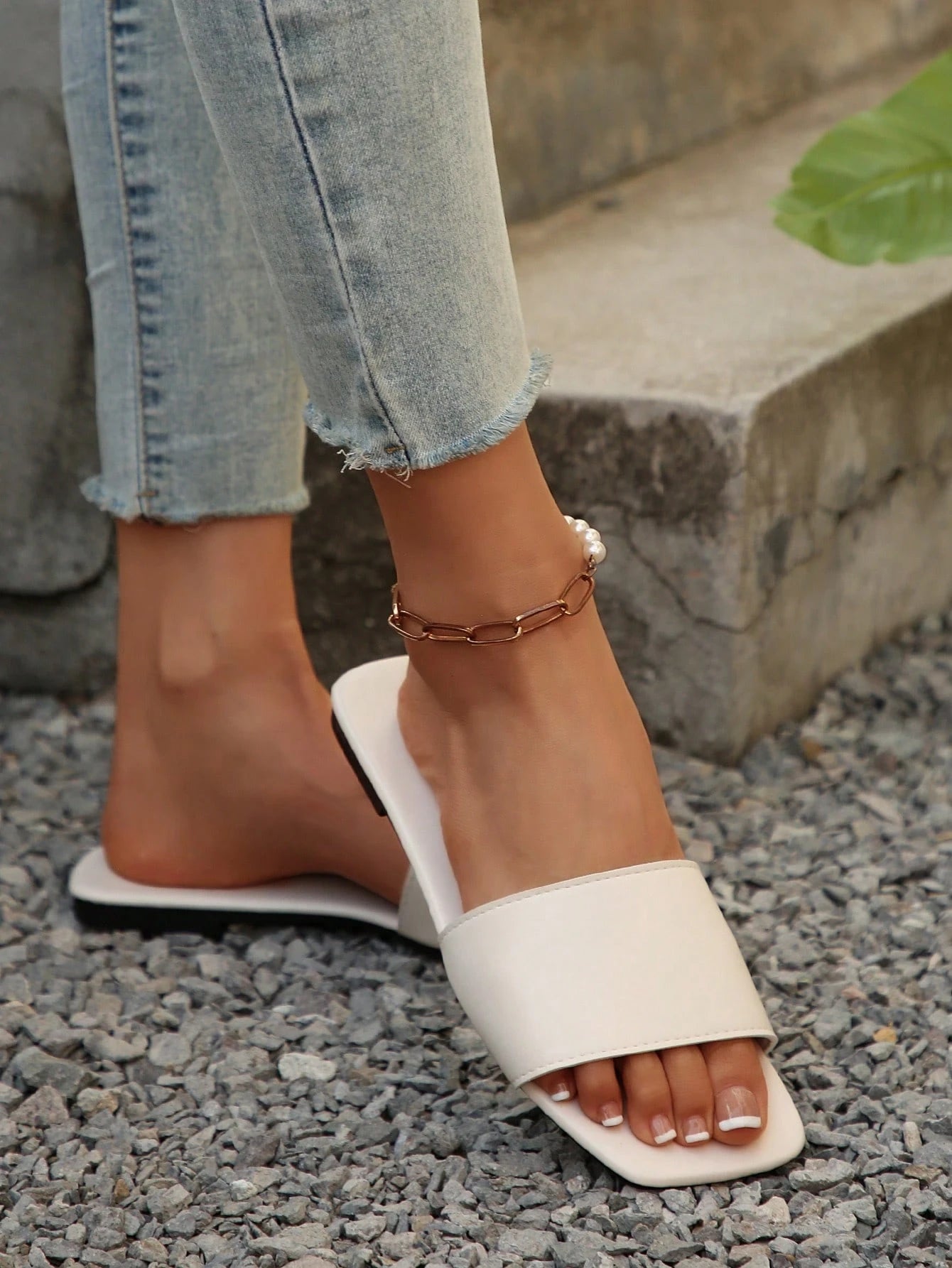 Plus Size Women's Black Slide Sandals, Spring/Summer New Black Square Toe Flat Sandals Suitable With Dresses To Make Legs Look Longer, Beach Slippers For Fashionable Girls, Non-Slip Indoor Slippers, Cute Girls' Plastic