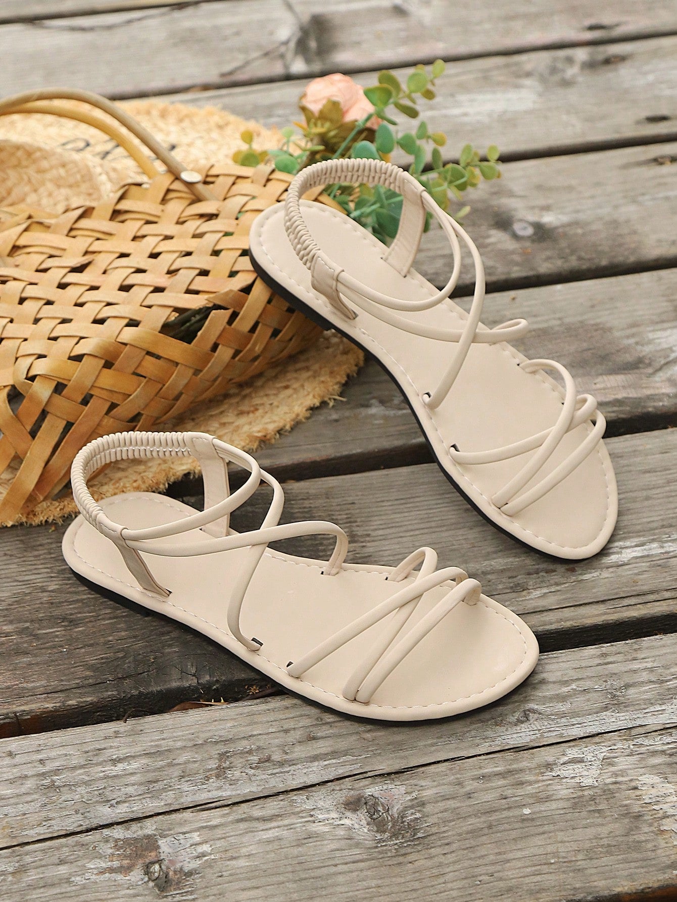 2025 Spring/Summer New Fashion Sandals, Flat Soft Bottom Flexible Material, Versatile To Pair With Dresses, Woven Elastic Band, Open Toe, Casual Beach Wear, Flat Fashionable Criss-Cross Retro Roman Sandals, Available In Black, Green, Brown, White