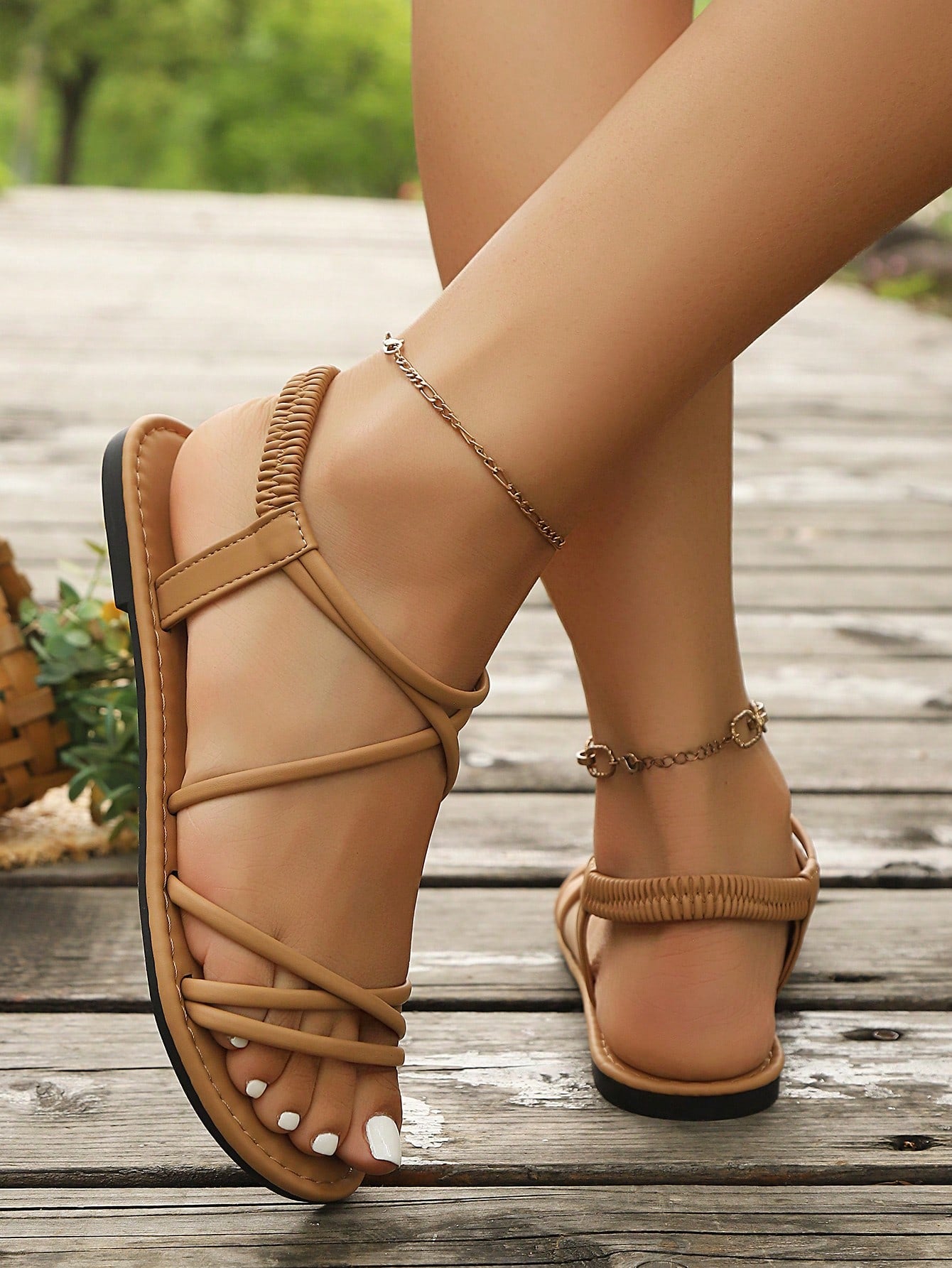 2025 Spring/Summer New Fashion Sandals, Flat Soft Bottom Flexible Material, Versatile To Pair With Dresses, Woven Elastic Band, Open Toe, Casual Beach Wear, Flat Fashionable Criss-Cross Retro Roman Sandals, Available In Black, Green, Brown, White