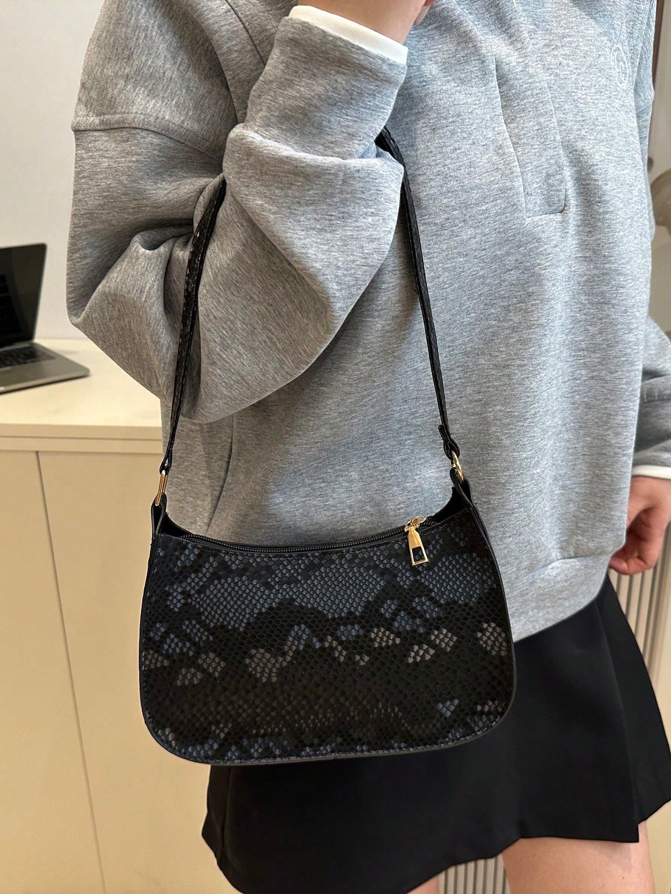 Lightweight,Business Casual Mini Crocodile Embossed Chain Bag For Teen Girls Women College Students,Rookies & White-Collar Workers Perfect For Office,College,Work ,Business,Commute,Outdoors, Travel, Outings, Animal Print Women Bag