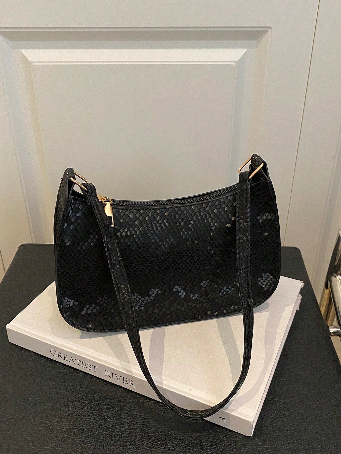 Lightweight,Business Casual Mini Crocodile Embossed Chain Bag For Teen Girls Women College Students,Rookies & White-Collar Workers Perfect For Office,College,Work ,Business,Commute,Outdoors, Travel, Outings, Animal Print Women Bag