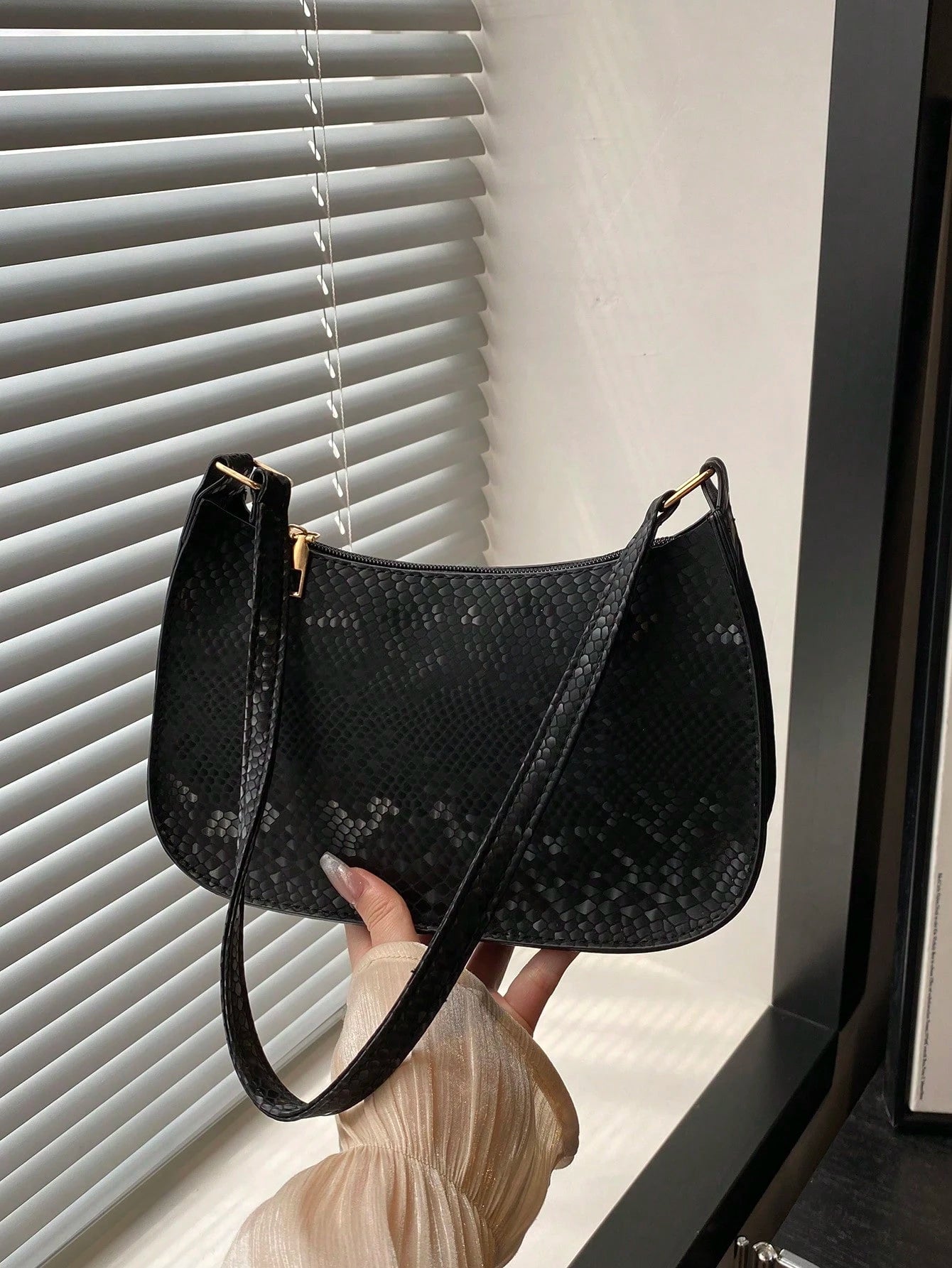 Lightweight,Business Casual Mini Crocodile Embossed Chain Bag For Teen Girls Women College Students,Rookies & White-Collar Workers Perfect For Office,College,Work ,Business,Commute,Outdoors, Travel, Outings, Animal Print Women Bag